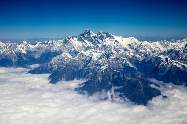 montagem everest, himalaya, vista aérea - himalayas mountain aerial view mountain peak - fotografias e filmes do acervo