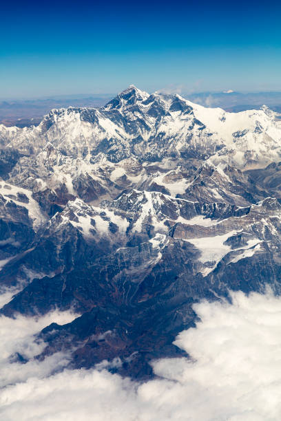 mont everest, himalaya, vue aérienne - himalayas mountain aerial view mountain peak photos et images de collection