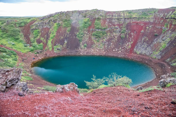 europa. islândia. lago da cratera de kerid em islândia - kerith - fotografias e filmes do acervo