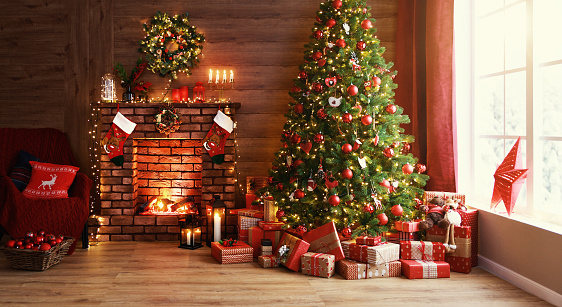 istock interior de navidad. árbol resplandeciente mágico, chimenea, regalos 1187452612