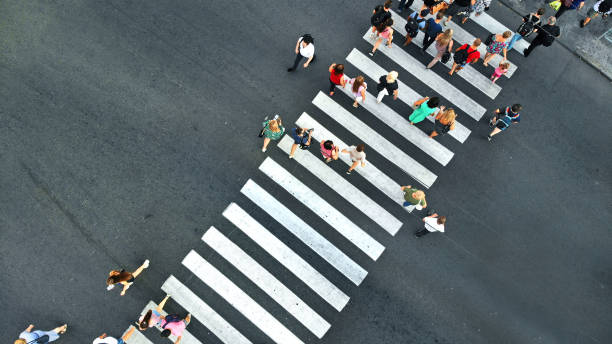 空中。横断歩道を横断する人々。上のビュー。 - zebra crossing ストックフォトと画像