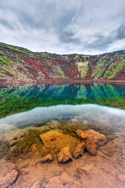 lago da cratera do vulcão de islândia - kerith - fotografias e filmes do acervo