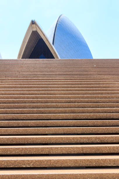 vista abstrata da casa de ópera no porto de sydney. - sydney australia sydney opera house australia sydney harbor - fotografias e filmes do acervo