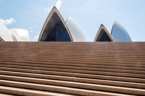 vista abstrata da casa de ópera no porto de sydney. - sydney australia sydney opera house australia sydney harbor - fotografias e filmes do acervo