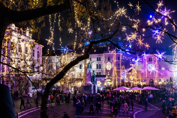 christmas in town - lights, decoration, crowd - ljubljana december winter christmas imagens e fotografias de stock