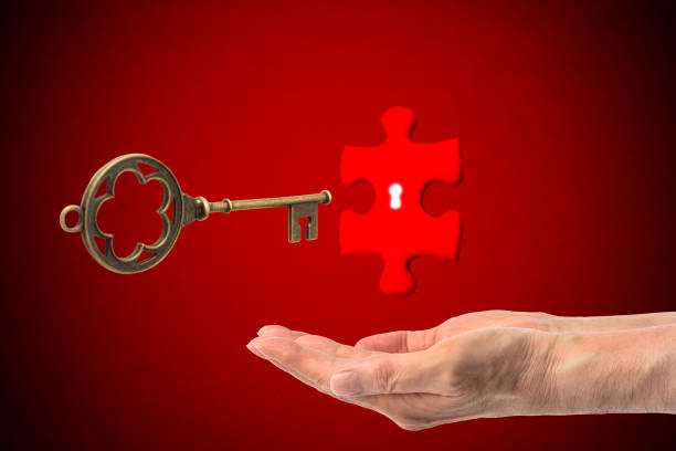 빨간 직소 퍼즐의 열쇠 구멍에 골동품 골격 키를 삽입 - business relationship skeleton key key puzzle 뉴스 사진 이미지