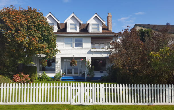 dům ve stylu bílého šindele s vikýřovým oknem a plotem - šindel fotky - stock snímky, obrázky a fotky
