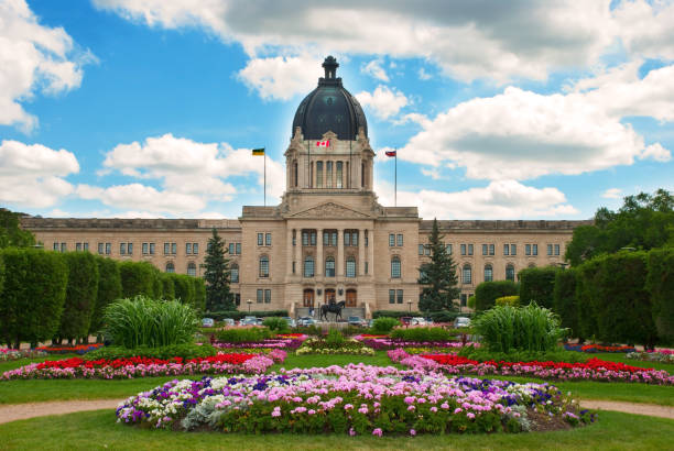 die gesetzgebende versammlung von saskatchewan in regina stadt - canadian province stock-fotos und bilder