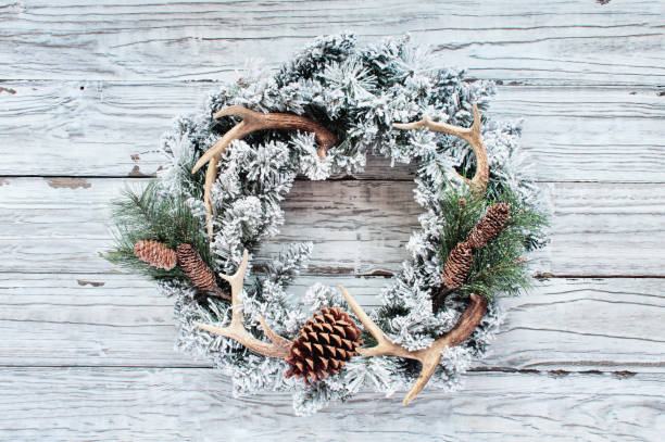 flocked christmas wreath over white wooden table background - flocked imagens e fotografias de stock