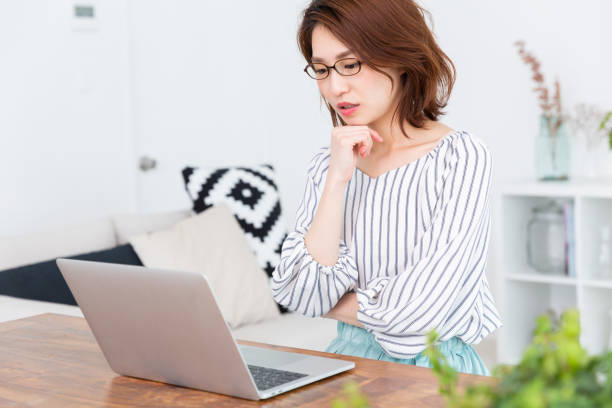 woman using laptop, - employment issues flash imagens e fotografias de stock