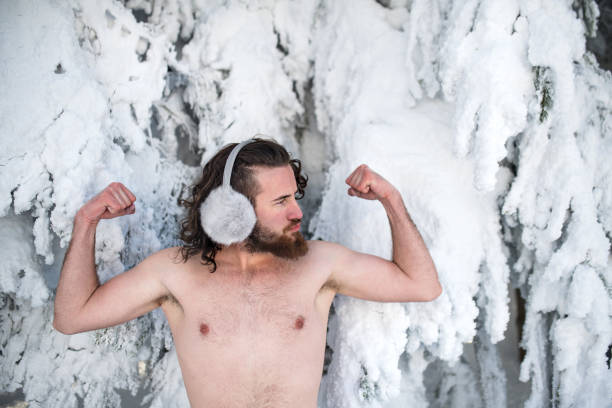 冬の森の雪の中で屋外でトップレスの若者は、楽しみを持っています。 - shirtless men male teenager ストックフォトと画像