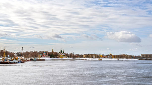 vista pittoresca dell'antica città di uglich dal fiume volga. anello d'oro della russia. - uglich foto e immagini stock