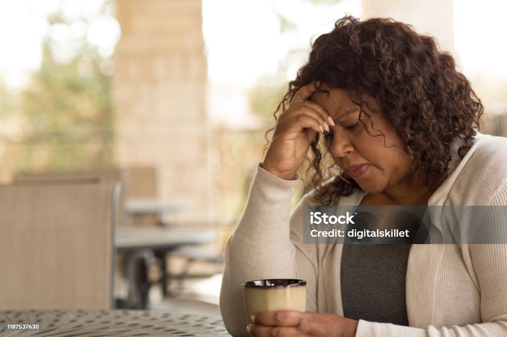 La mujer afroamericana de mediana edad se ve triste. - Foto de stock de Mujeres libre de derechos