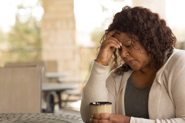 la mujer afroamericana de mediana edad se ve triste. - menopausia fotos fotografías e imágenes de stock