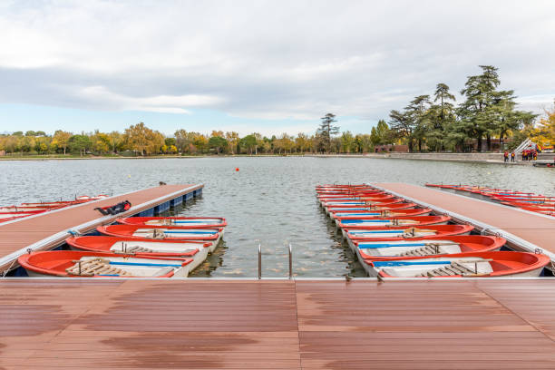 barcos de prazer no lago da casa de campo em madrid - casa de campo - fotografias e filmes do acervo