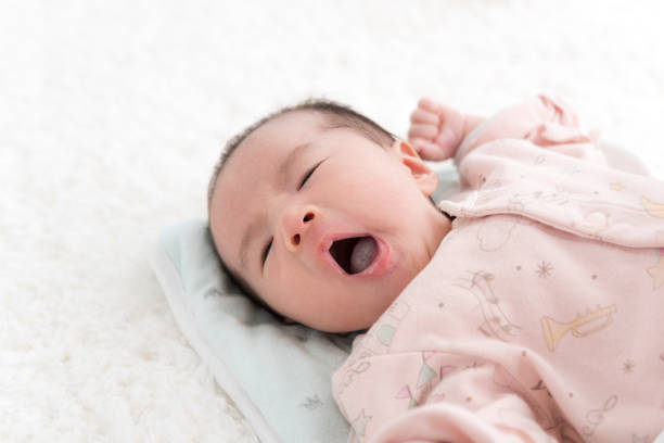 le bâillement de chéri - baby yawning asian ethnicity newborn photos et images de collection