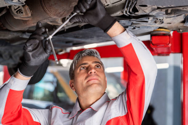 자동차 정비사 자동차 아래 기계 부품을 변경 - exhaust pipe oil change auto repair shop car 뉴스 사진 이미지