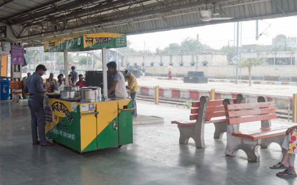 stall продавать продукты питания на железнодорожном вокзале. irctc (индийская железнодорожная кейтеринговая и туристическая корпорация) тепер� - business traditional culture journey india стоковые фото и изображения