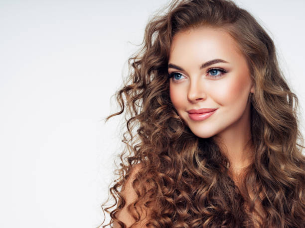 mujer joven con el pelo voluminoso y rizado marrón - blond hair women curly hair make up fotografías e imágenes de stock