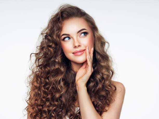 mujer joven con el pelo voluminoso y rizado marrón - blond hair women curly hair make up fotografías e imágenes de stock