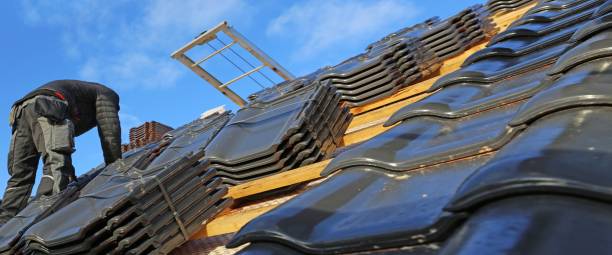 nieuwe dakbedekking in uitvoering (panoramabeeld) - timmerman dakkapel stockfoto's en -beelden
