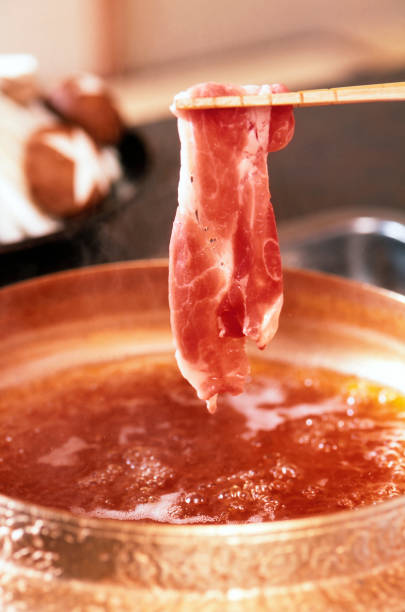 肉をしゃぶしゃぶの鍋でゆでる - shabushabu ストックフォトと画像