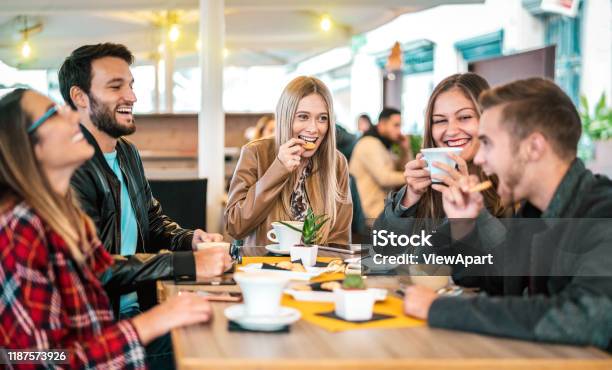 커피 바에서 카푸치노를 마시는 친구 그룹 사람들이 이야기하고 멋진 카페테리아에서 함께 재미를 레스토랑 카페에서 행복한 남자와 여자와 우정 개념 따뜻한 전구 조명 필터 먹기에 대한 스톡 사진 및 기타 이미지