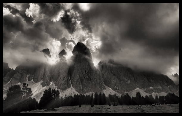 dolomity od villnöss geislerspitzen - clear sky contrasts cloud high contrast zdjęcia i obrazy z banku zdjęć