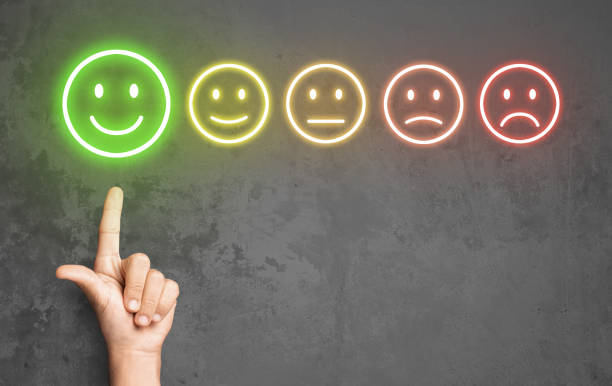 довольный клиент оценки службы с улыбаясь значок - satisfaction стоковые фото и изображения