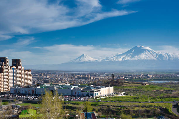 ereván, capital de armenia frente al monte ararat - mountain mountain peak environment caucasus fotografías e imágenes de stock