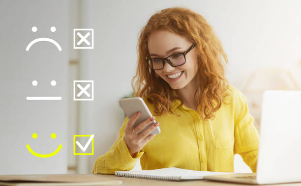 mujer joven inteligente apreciando nuevo curso en línea - had enough fotografías e imágenes de stock