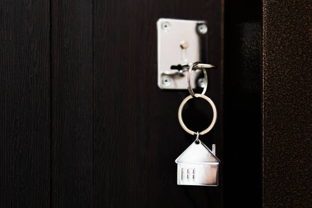 chave da casa com chave do modelo da casa na porta. processo de abertura da porta da frente para o apartamento. - lock padlock steel closing - fotografias e filmes do acervo