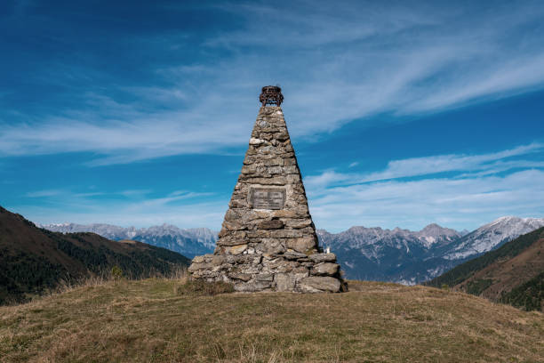 sonntagskogel, kematen, autriche: 12 octobre 2019: mémorial pour les soldats sur la montagne alpine autrichienne sonntagskogel près de kemater alm - valley type photos et images de collection