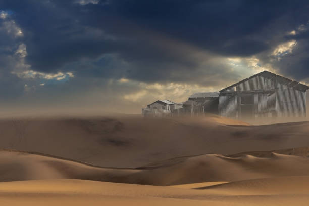 casa abandonada no deserto no fundo de dunas de areia e céu dramático - luderitz city - fotografias e filmes do acervo