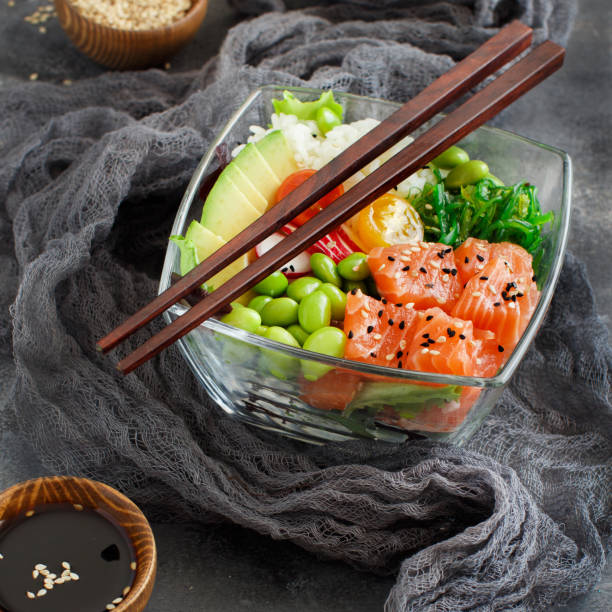 hawajska sałatka z łososia - salmon food carpaccio avocado zdjęcia i obrazy z banku zdjęć