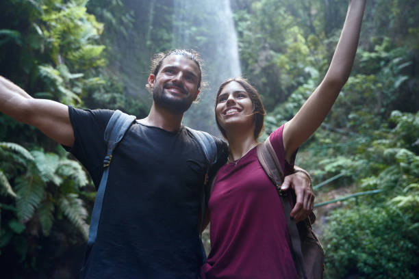 para stoi uśmiechnięta, gdy trzymają się nawzajem - hiking young women outdoors t shirt zdjęcia i obrazy z banku zdjęć