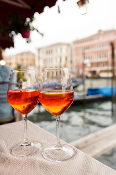 dos vasos con aperol spritz en venecia, italia - drink on top of ice food fotografías e imágenes de stock