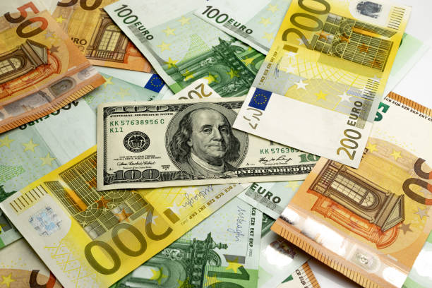 stos pieniędzy. spadające banknoty. europejskie pieniądze na białym isolatio - five euro banknote european union currency number 5 paper currency zdjęcia i obrazy z banku zdjęć