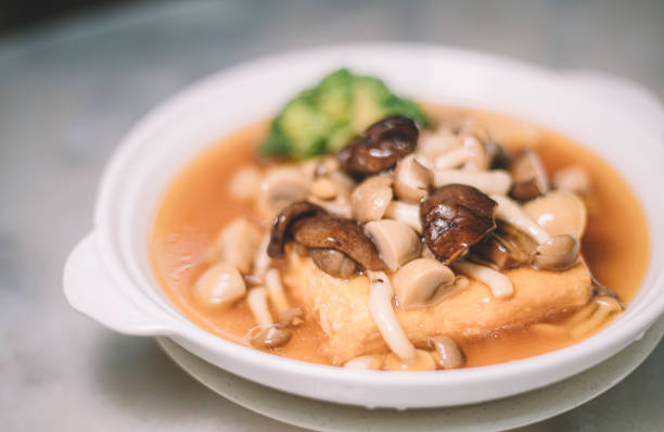말레이시아에서 버섯 브로콜리와 두부 스튜 아시아 중국 요리 먹을 준비가 - tofu chinese cuisine vegetarian food broccoli 뉴스 사진 이미지