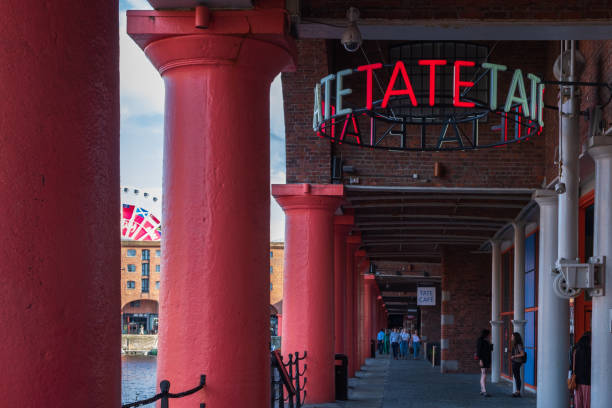 entrée à la tate liverpool art gallery à albert dock, liverpool, merseyside, angleterre, royaume-uni - albert dock photos et images de collection