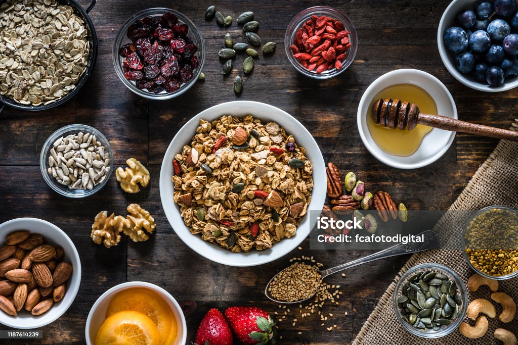 Gezond eten: zelfgemaakte ingrediënten voor het bereiden van granola. Bovenaanzicht. - Royalty-free Granola Stockfoto