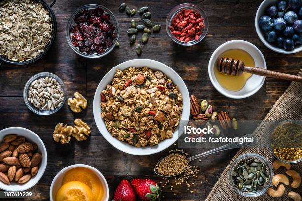 Gezond Eten Zelfgemaakte Ingrediënten Voor Het Bereiden Van Granola Bovenaanzicht Stockfoto en meer beelden van Granola