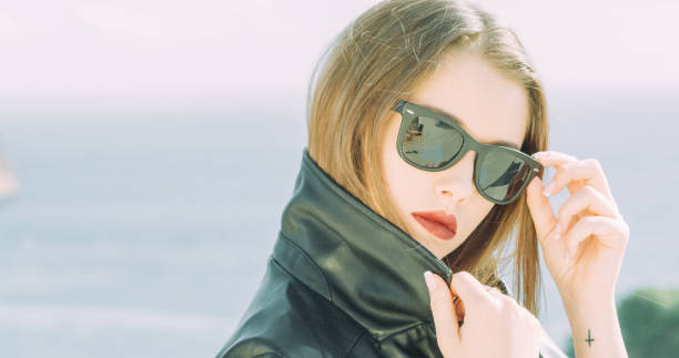 uwodzicielska rockowa dziewczyna w czarnych okularach przeciwsłonecznych flirtuje z kamerą - punk teenage girls women modern rock zdjęcia i obrazy z banku zdjęć