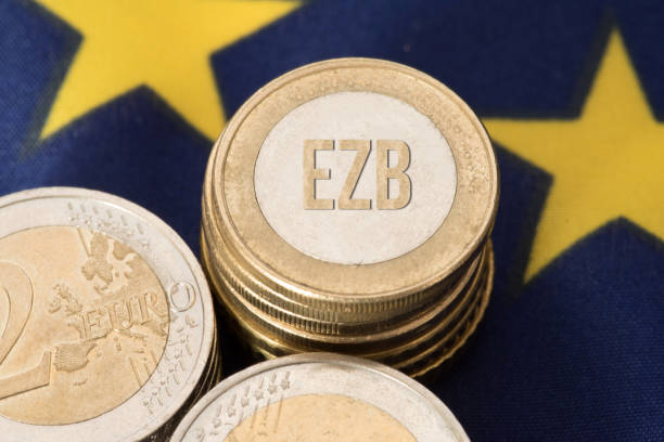 bandeira da união europeia, euro coin e bce - european union coin european union currency euro symbol coin - fotografias e filmes do acervo