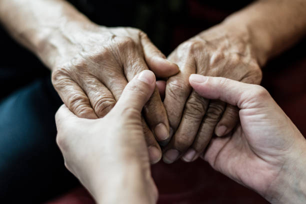 parkinson i alzheimer kobieta starszy pacjent w podeszłym wieku z opiekunem w opiece hospicyjnej. ręka lekarza ze stetoskopem sprawdza osoby starsze. stary starzenia się osoba widząc lekarza w szpitalu. - therapy physical impairment disabled senior adult zdjęcia i obrazy z banku zdjęć