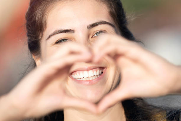 heart shape with teeth - human teeth whitening dentist smiling imagens e fotografias de stock