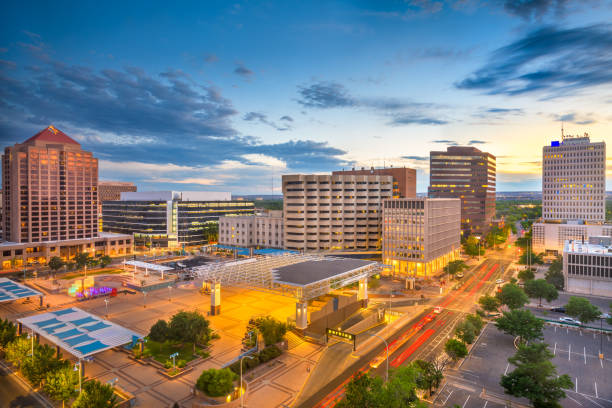 albuquerque, novo méxico, cidade da baixa dos eua - albuquerque new mexico skyline building exterior - fotografias e filmes do acervo