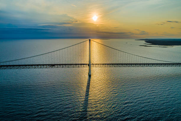 맥키낙 브리지 골든 아워 1 - straits of mackinac 뉴스 사진 이미지