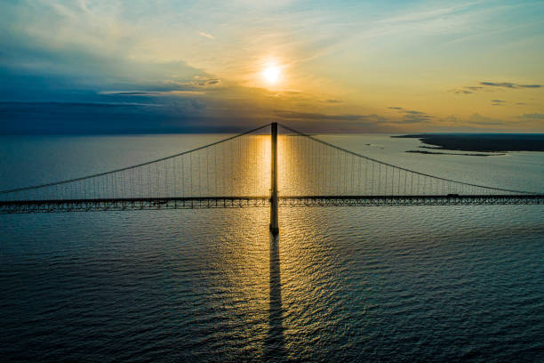 mackinac bridge golden hour 3 - straits of mackinac foto e immagini stock