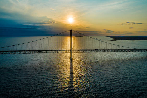 hora de ouro da ponte mackinac 4 - straits of mackinac - fotografias e filmes do acervo